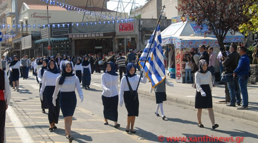 Τρίζουν τα κόκαλα του Κολοκοτρώνη: Παρέλαση με «μαντίλες» για πρώτη φορά σε εθνική εορτή… στην Ξάνθη – Δείτε τις φωτογραφίες